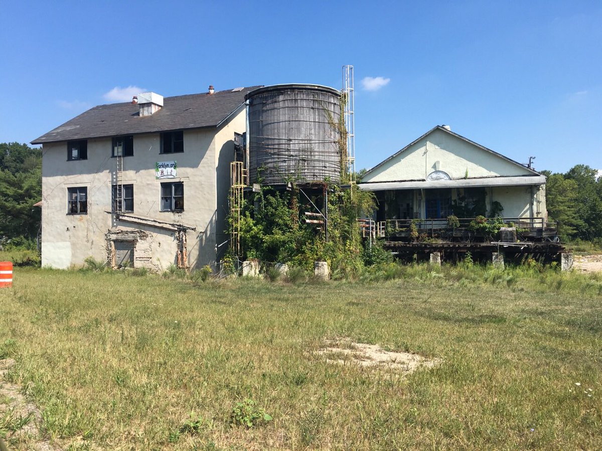 BEFirstDE's tweet image. Anyone know the history of these buildings in #YorklynDE? Incredible sight! #netDE #Delaware @NCCDE