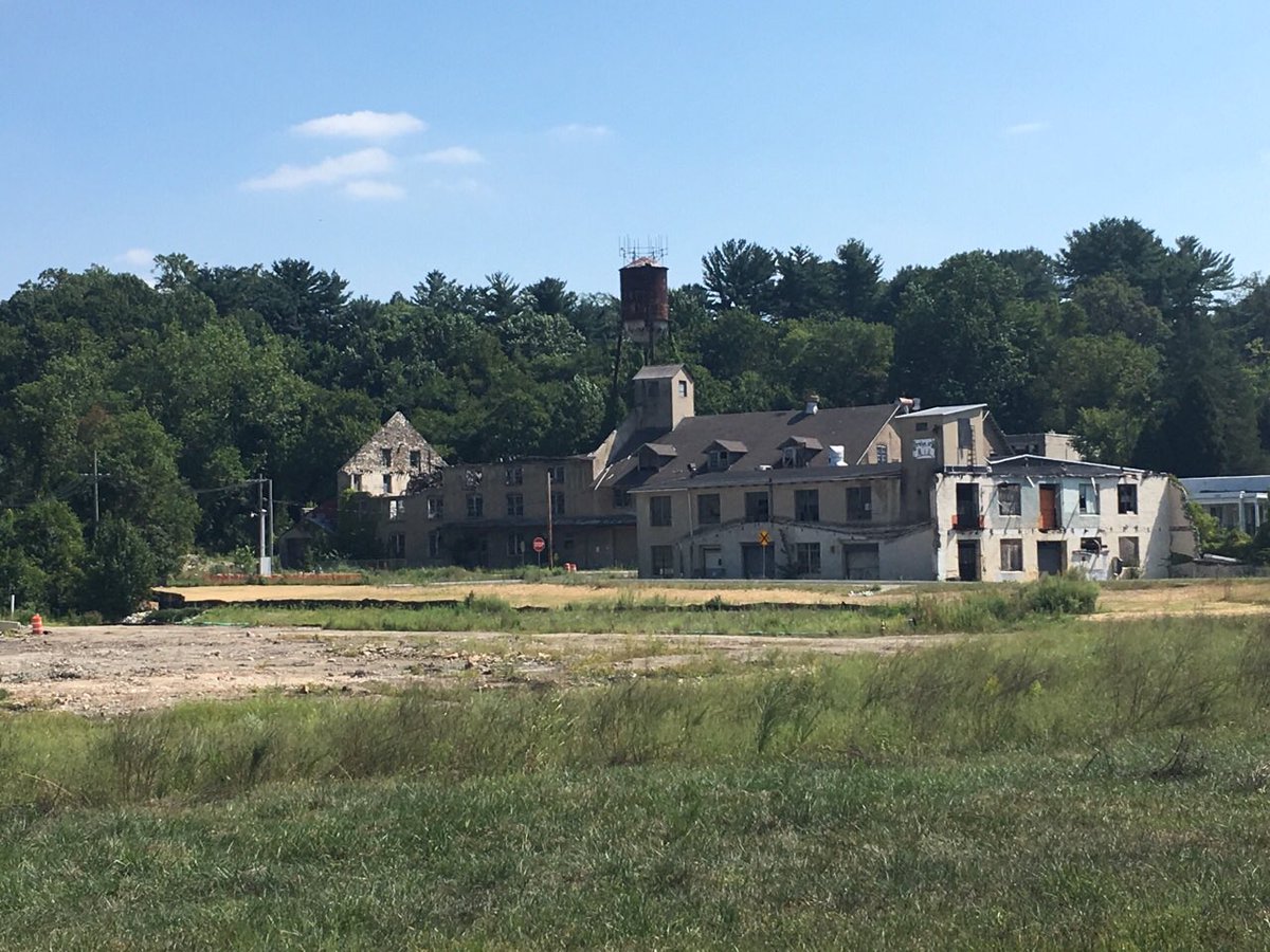 BEFirstDE's tweet image. Anyone know the history of these buildings in #YorklynDE? Incredible sight! #netDE #Delaware @NCCDE