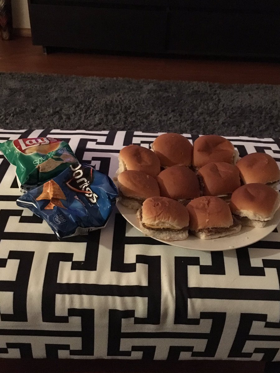 RocketElijah's tweet photo. After a long day at work...my girlfriend hooked me up with the perfect unhealthy dinner! 😻😍 https://t.co/p71rNmpI20