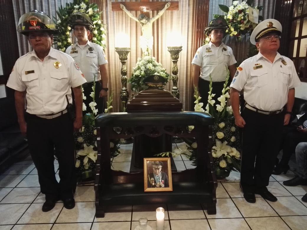 Comandante Williams de Leon y Guardia permanente riden honores a quien en vida fue Mayor Miguel A Paz B.``Presente``