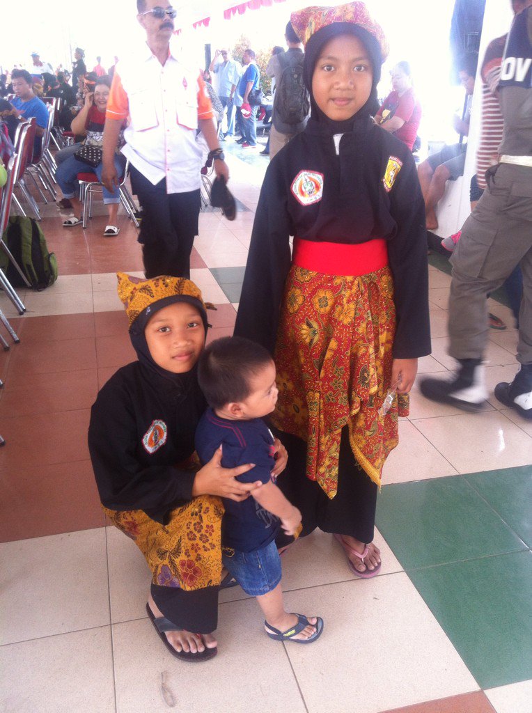 raysha_st's tweet photo. Tidak lupa keikutsertaan ank-ank berbakat karawang dlm meriahkan upacara penyambutan obor pon ke19 #HAORNAS2016 https://t.co/mrm46zqhzA