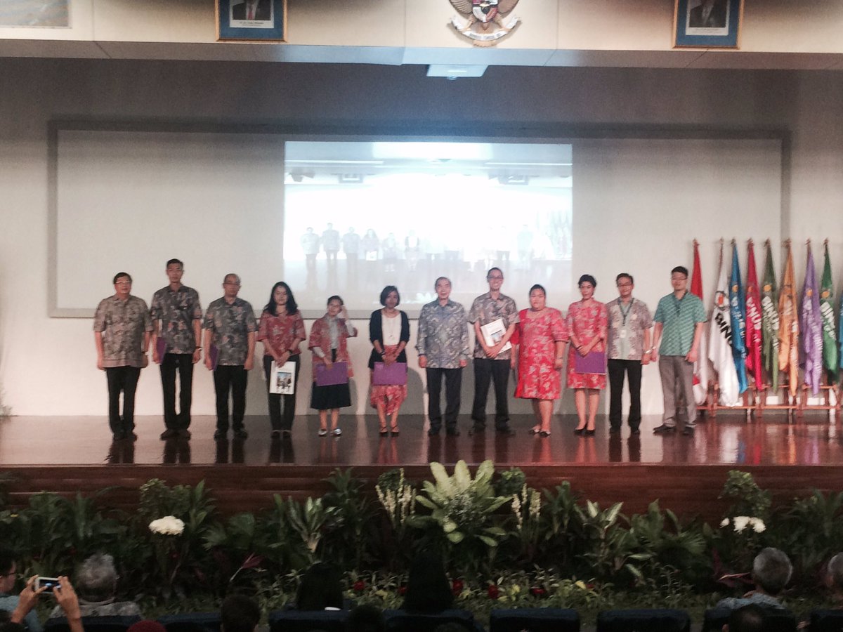 BINUSINTL's tweet photo. 5. The official inaguration for all new HOD and HOP of BINUS UNIVERSITY INTERNATIONAL 2016-2019 period #BIevent https://t.co/4lCqzDpUkY