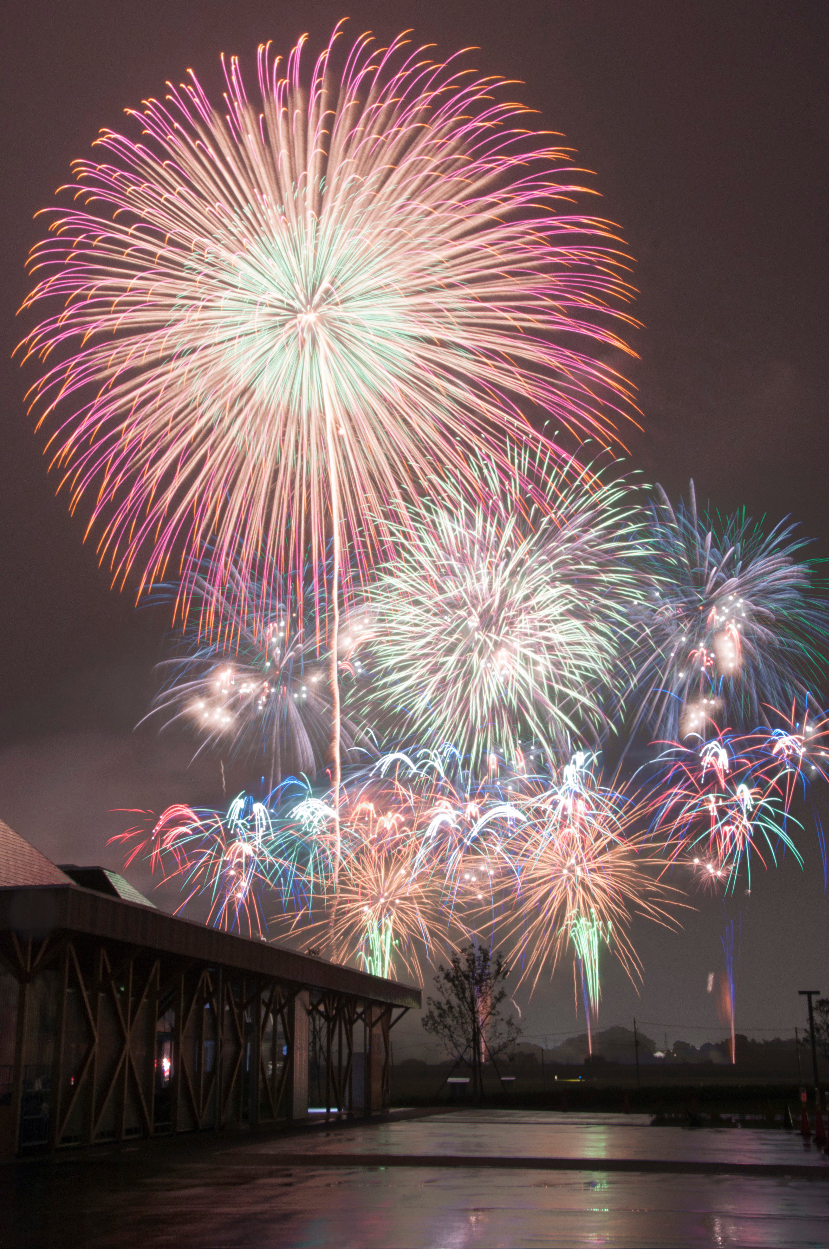 東松山市公式 8月28日 日 都幾川リバーサイドパークで第17回ひがしまつやま花火大会が開催されました 未来を照らせ希望の 花火を合言葉に 尺玉やスターマイン メッセージ花火など約5 000発の花火が夏の夜空を彩りました 東松山 花火大会