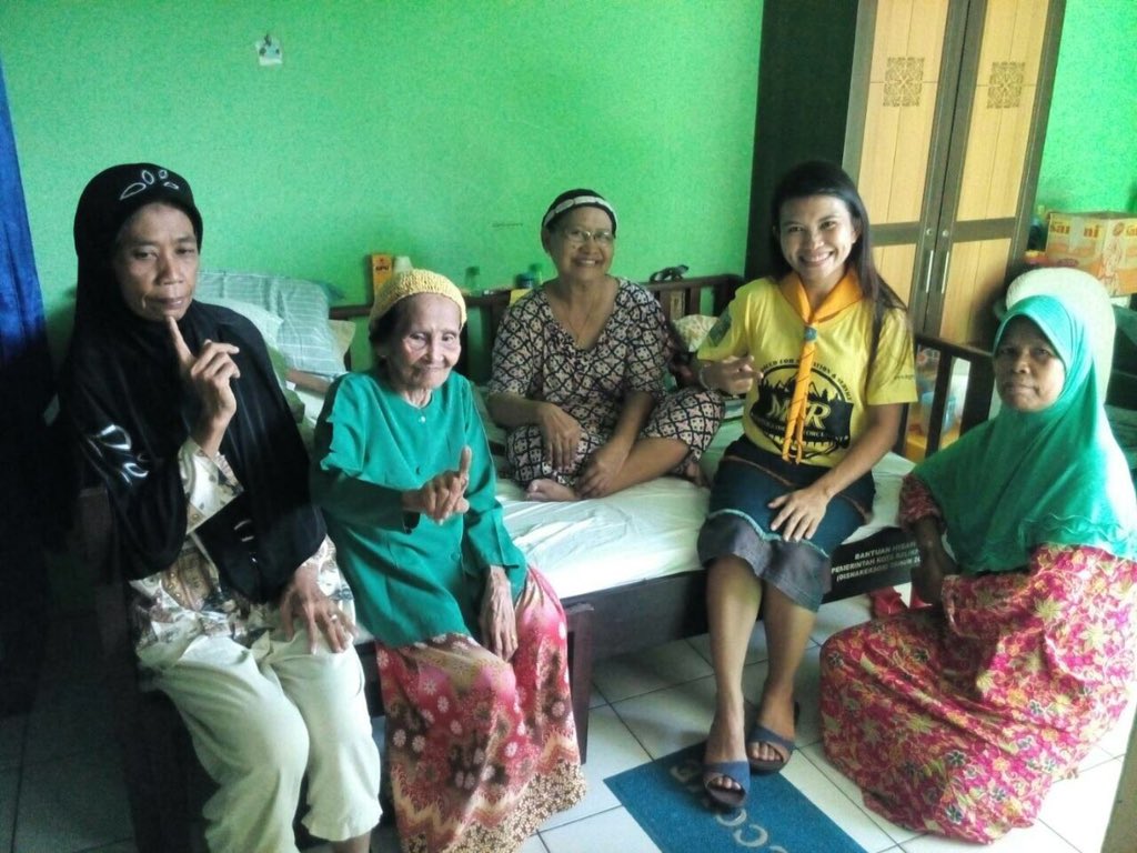 MGRIndonesia's tweet photo. Ka Deicy, #mgrindonesia dari #cahayabintangtimur melayani di Panti Werdha Balikpapan 25 Agustus https://t.co/g8R71Igulw