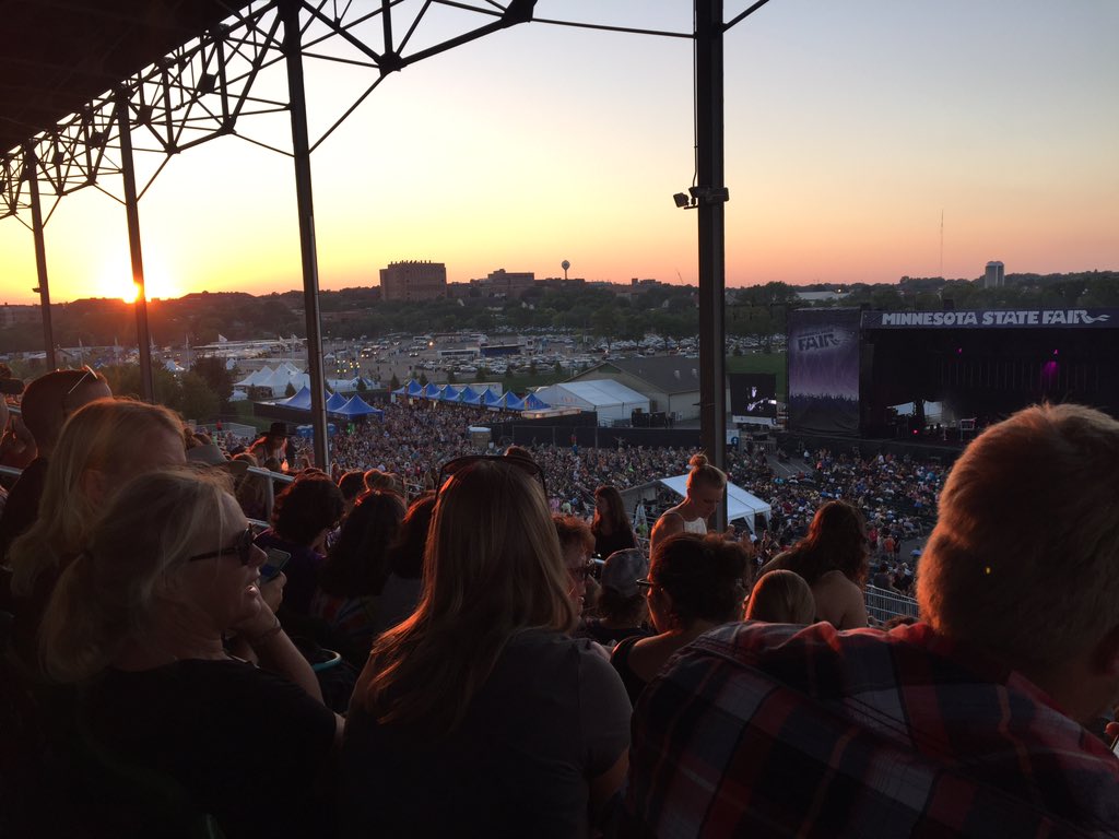 ARevival's tweet photo. #dixiechicks could cover ANY song. What a great show tonight. Loved the whole set. https://t.co/xrdjsqsFu6
