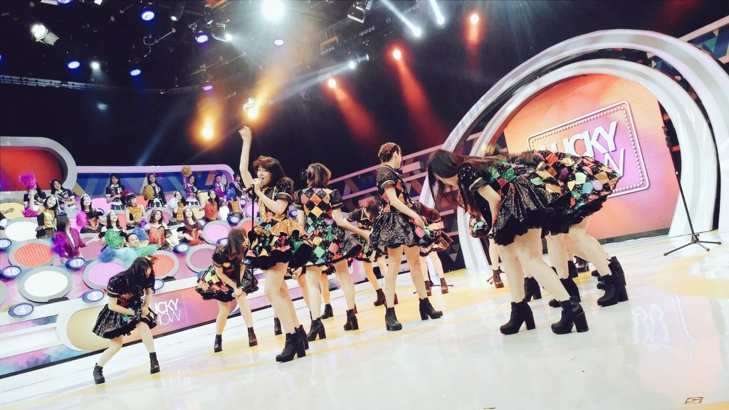 officialJKT48's tweet photo. [PHOTO] JKT48 di @LuckyShowRCTI @OfficialRCTI https://t.co/kXkAhdosRy