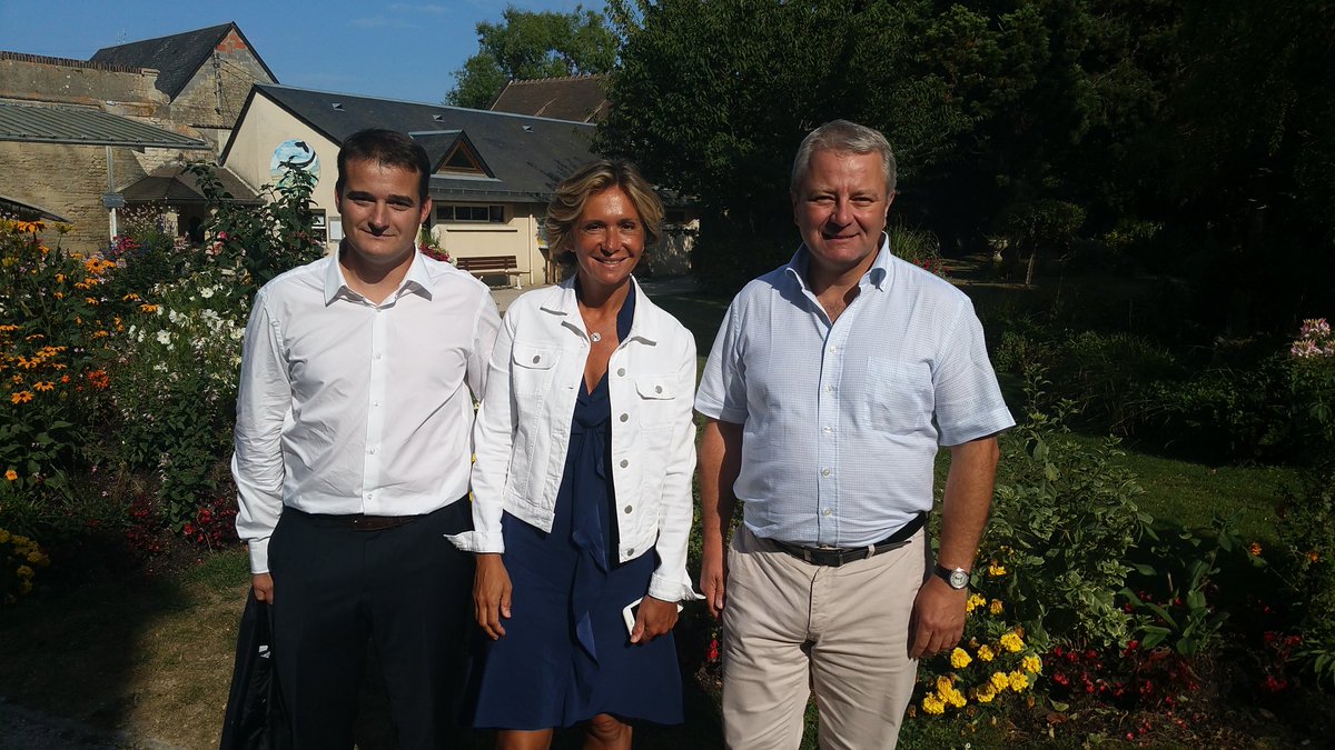 Très honoré d'accueillir à la mairie de Luc-sur-Mer  Madame la Présidente de la région Ile-de-France .