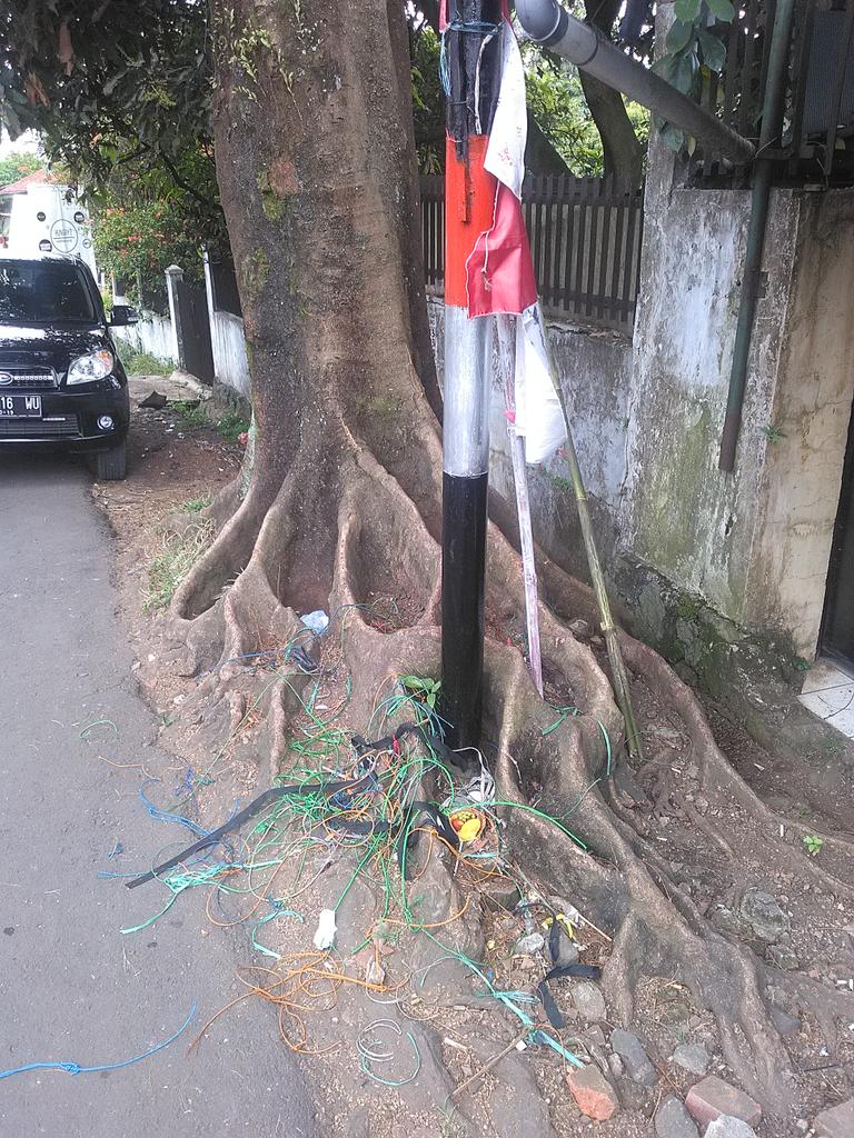 Yang terhormat bapak <a href="/ridwankamil/">Ridwan Kamil</a> tolong kasih peringatan kepada perusahaan <a href="/TelkomCare/">vil</a> atas pencemaran sampah.