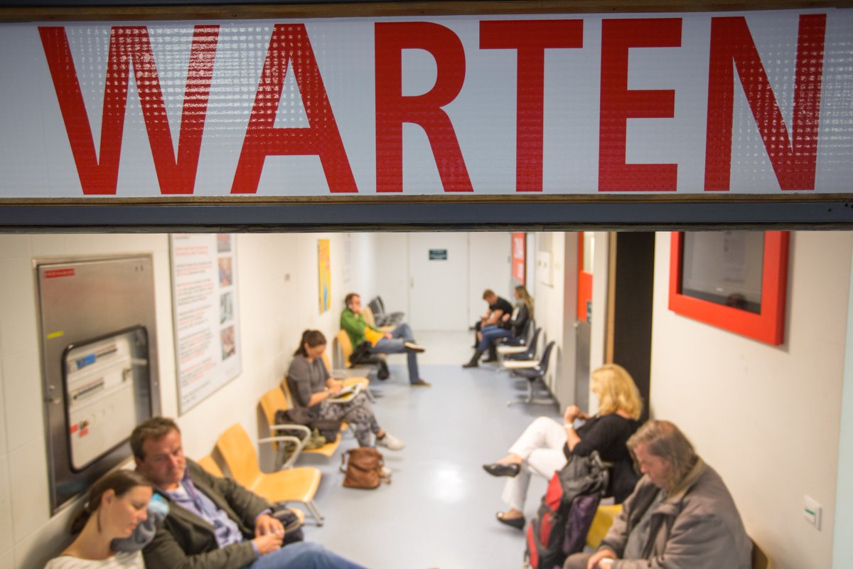HAZ's tweet photo. Zu großer Andrang in der #Notfallsprechstunde: Die #MHH stellt jetzt Hausärzte an. https://t.co/00MZzGX7gN #Hannover https://t.co/bqk445qS5g