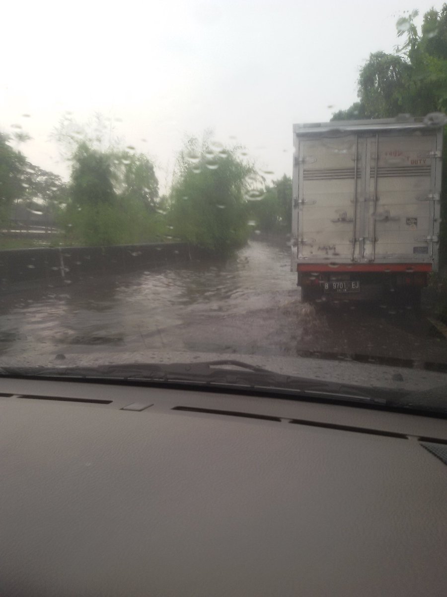 danangmuze's tweet photo. @RadioElshinta banjir setelah keluar tol  pik dr arah tol dalam kota https://t.co/Dzf1XN7m0o