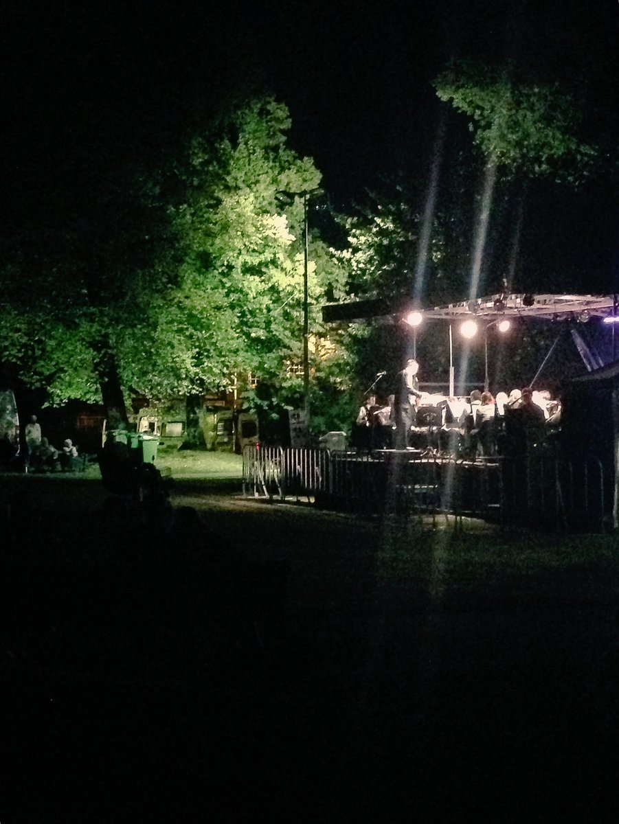 katiemace's tweet photo. Always a good show @NewarkCastle @NSConcertBand @CarltonBrass @radionewarkuk #BankHoliday #BrassExplosion #Fireworks https://t.co/ax5nAhvwhx