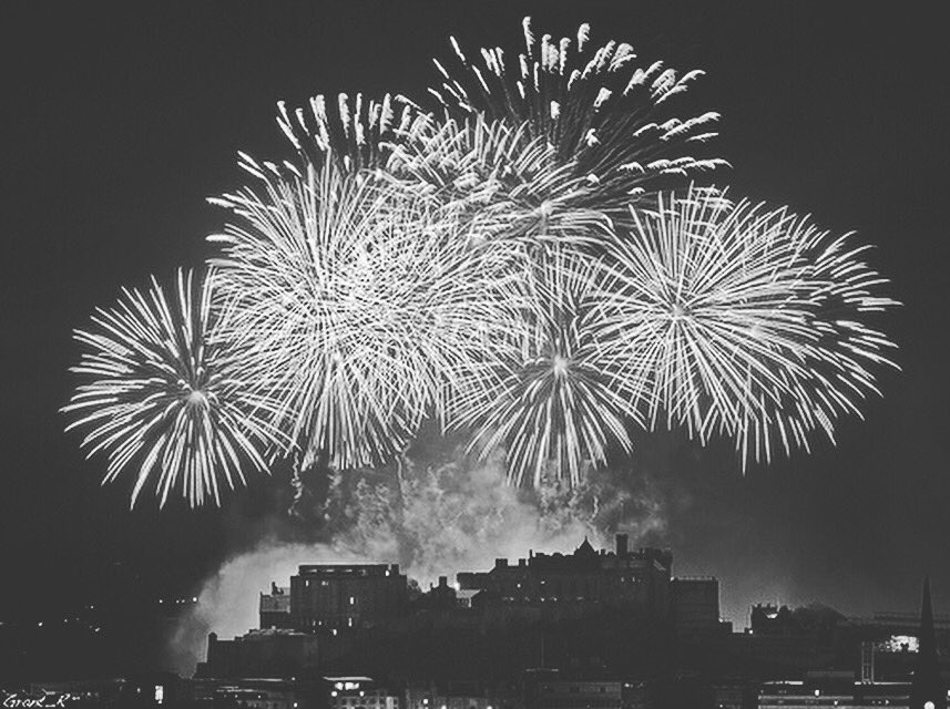 MiCoLetsEdin's tweet photo. fireworks 2nt #virginmoneyfireworks #edinburgh #edinburghfestival #myedinburgh #edfringe2016 https://t.co/3E6Bw38FGz