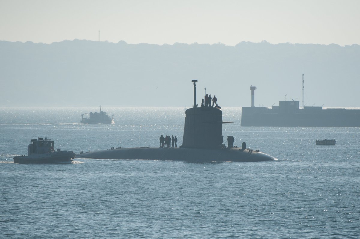 MarineNationale's tweet photo. Embarquez #SousLaMer avec @DirectMatin à bord du #sousmarin d'attaque (#SNA) Perle
> https://t.co/xQJjGO1m58 https://t.co/rqCVgjJ3rz