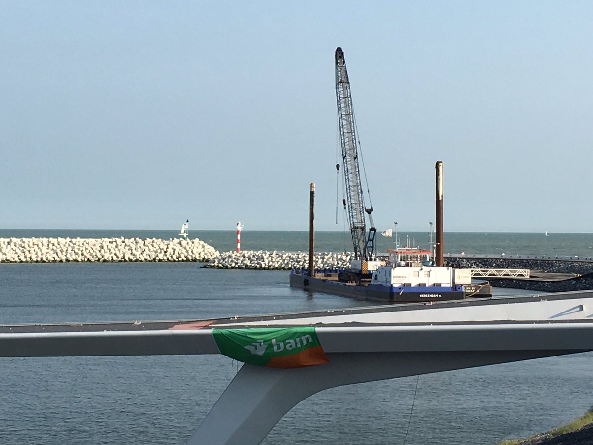 De komende 3 weken trillen we 65 palen voor de havensteigers. We werken tussen 8.30 en 20.30 uur. #CADZAND-Maritiem