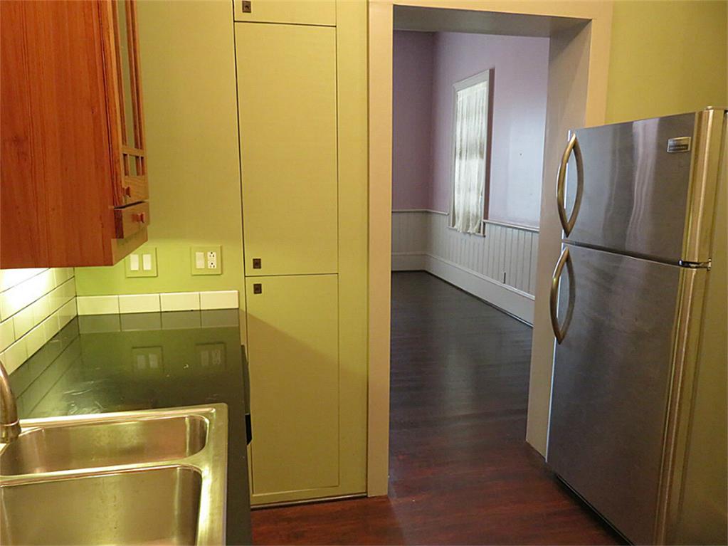 TalkToTomHouse's tweet image. 614 16th is a 2/2.5 historic beauty in #Galveston. Lots of #updates, architectural touches, and great #location.