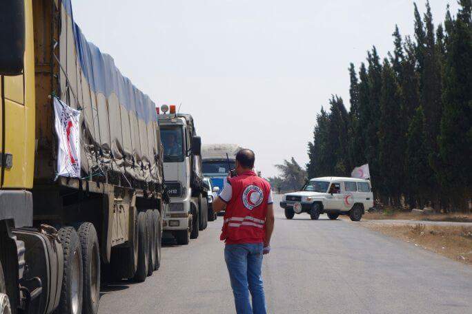 SYRedCrescent's tweet photo. #Breaking: @SYRedCrescent w/ @ICRC @UN delivering 18 trucks to #Dar_Kabira #Ghanto #Tir_Maallah in #Homs for 33k ppl https://t.co/IOMjkUF0UC