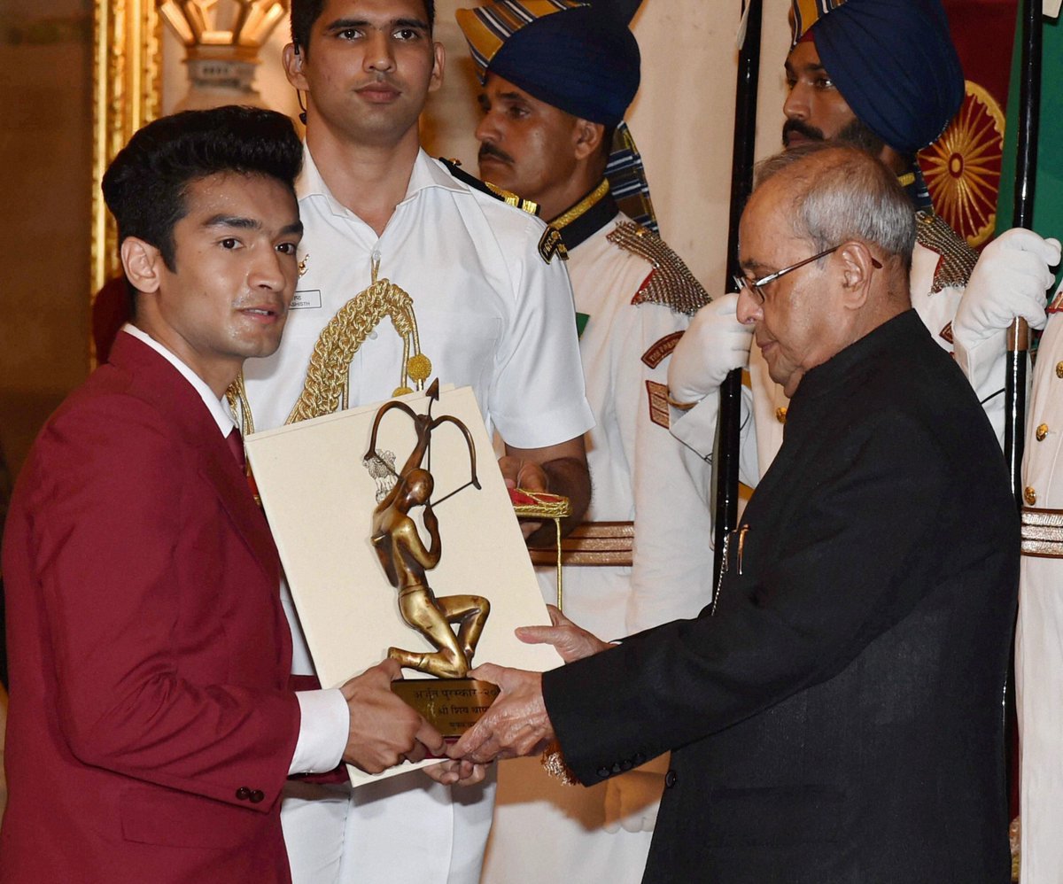 airnewsalerts's tweet photo. President #PranabMukherjee presented #ArjunaAward to #Boxer @shivathapa on #NationalSportsDay at @RashtrapatiBhvn. https://t.co/BqR4wnmJ4S
