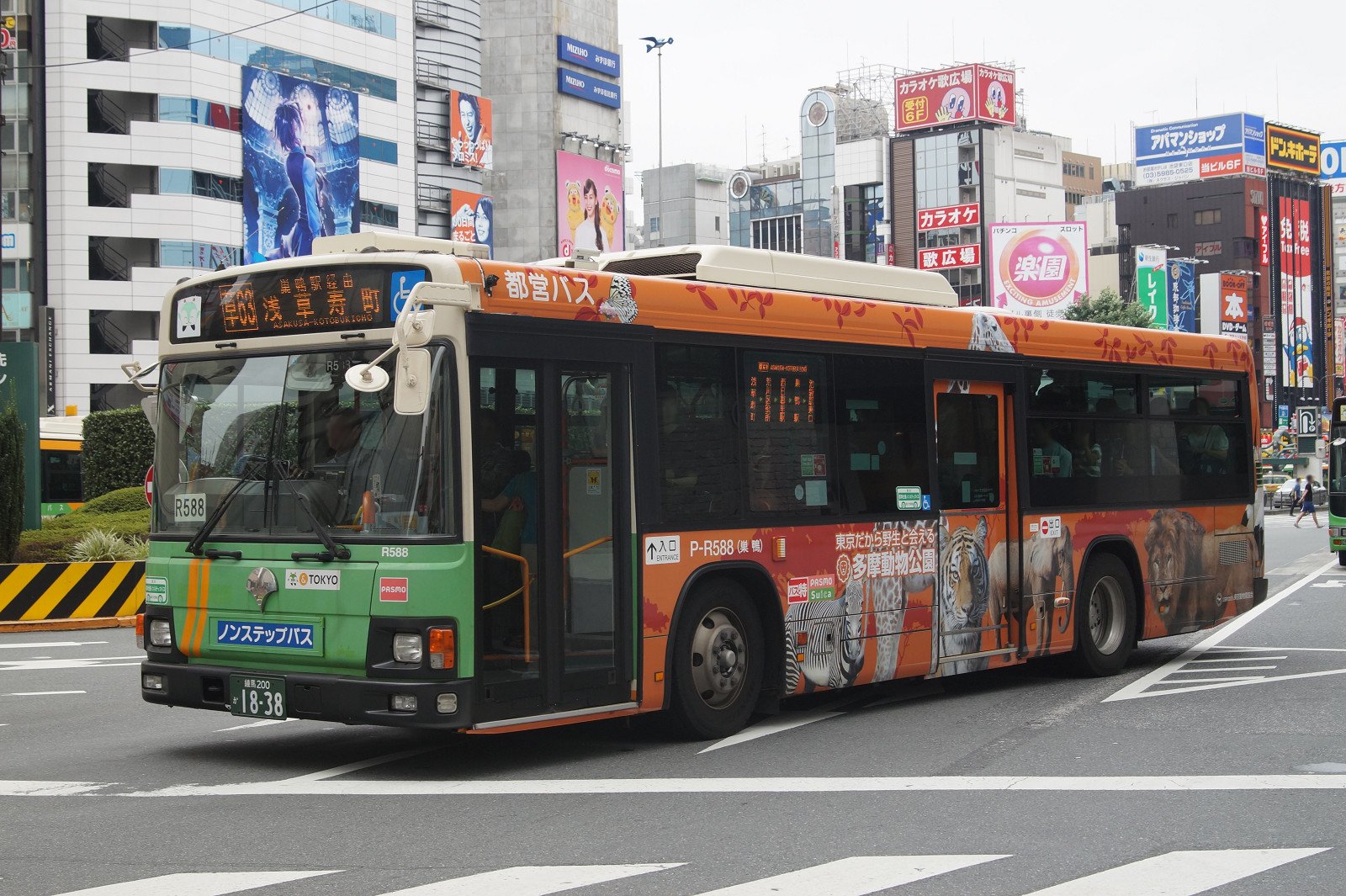 たか 昨日池袋駅東口で撮影した 都営バス 巣鴨営業所の 多摩動物公園 井の頭自然文化園 のラッピングバスです 余談ながらこの後井の頭のラッピング車で池袋駅から池之端2丁目まで乗車し上野動物園へ行ってきました