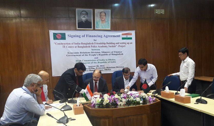 IndianDiplomacy's tweet photo. #diplomacy4development
#IndiaBangladesh sign agreement for Friendship Building at Sardah Police Academy,Bangladesh https://t.co/7A5ejsLCo7