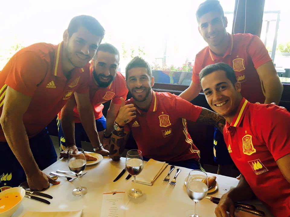 realmadrid's tweet photo. ¡Suerte a nuestros internacionales! 🇪🇸

@SergioRamos
@DaniCarvajal92
@marcoasensio10 
@Lucasvazquez91 
@AlvaroMorata https://t.co/FkXRRwSld8