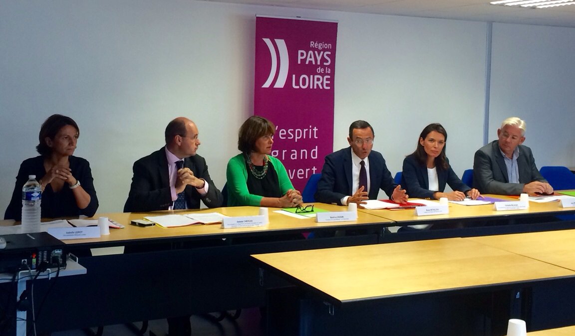 JMBUF's tweet photo. Rentrée scolaire conférence  de presse @paysdelaloire au Lycée Monge https://t.co/PezGxv0tqz