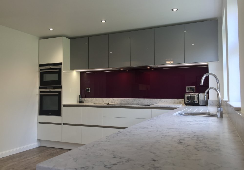 intotokitchens's tweet image. Want to add a #popofcolour to your #monochromekitchen? Choose an eye-catching #colourfulsplashback.