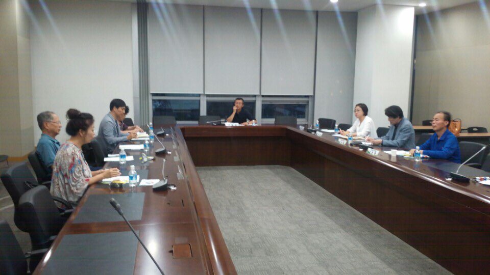 성남시 시정모니터 대표사무국
월례회의가 시청 모란관(3층)에서
19시부터 진행중입니다. 
각 과의 분과장님이 모여서
시정모니터에서 나온 주요한 안건 과제에
대해 심도있는 토의가 진행중입니다. 😃

#성남시