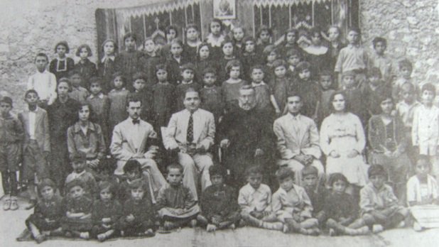 Irak'ın Kerkük şehrinde bulunan Khrimyan Okulu'nun öğretmen ve öğrencileri, 1932