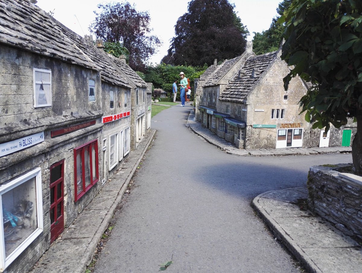 #herebegiants #bourtononthewater #modelvillage