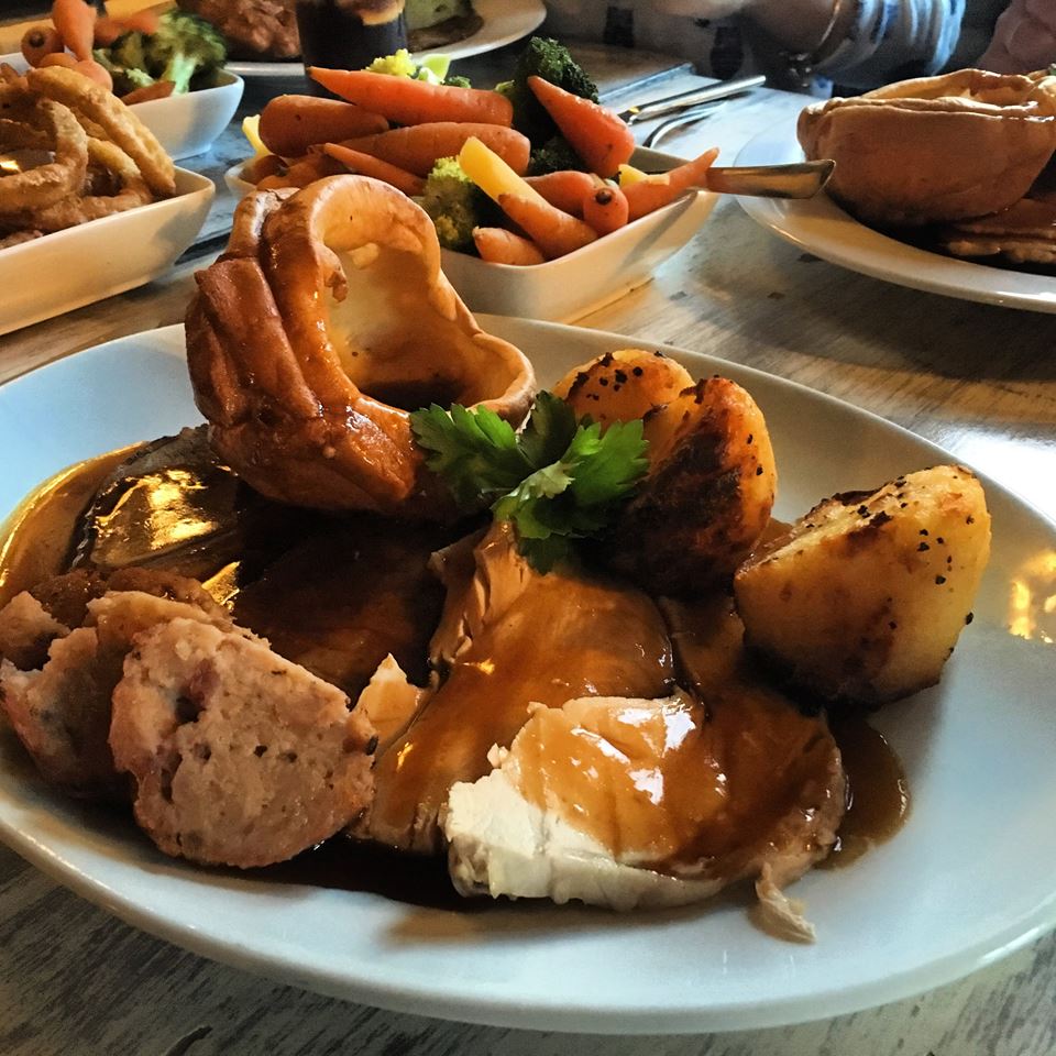anchorfeering's tweet photo. #BankHolidayMonday open today with a bank holiday menu, including roast dinners Tel: 01376 571783 #essexlifefada https://t.co/QQ1p1efhQ1
