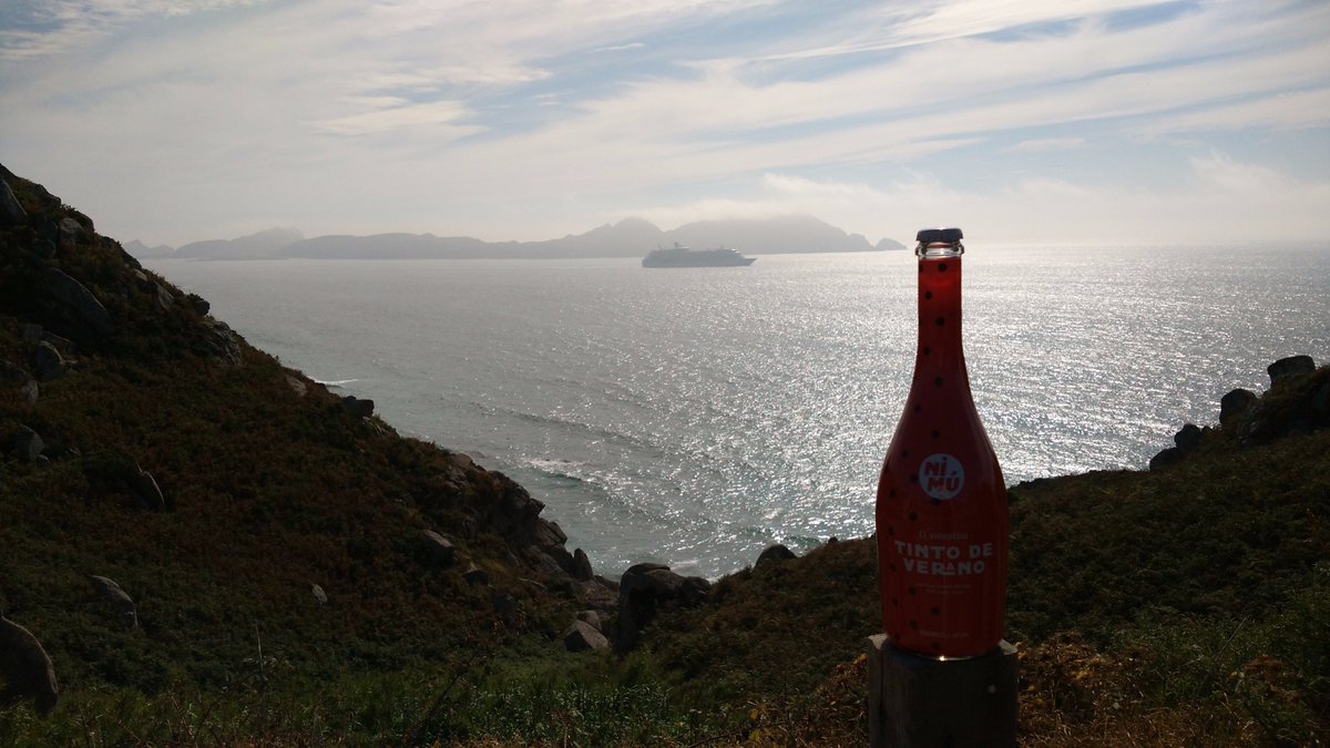 sangrianimu's tweet photo. #Nimú disfrutando los últimos coletazos del verano ante una de las mejores vistas de #galicia, las #islascies. https://t.co/4wVuGJymqG