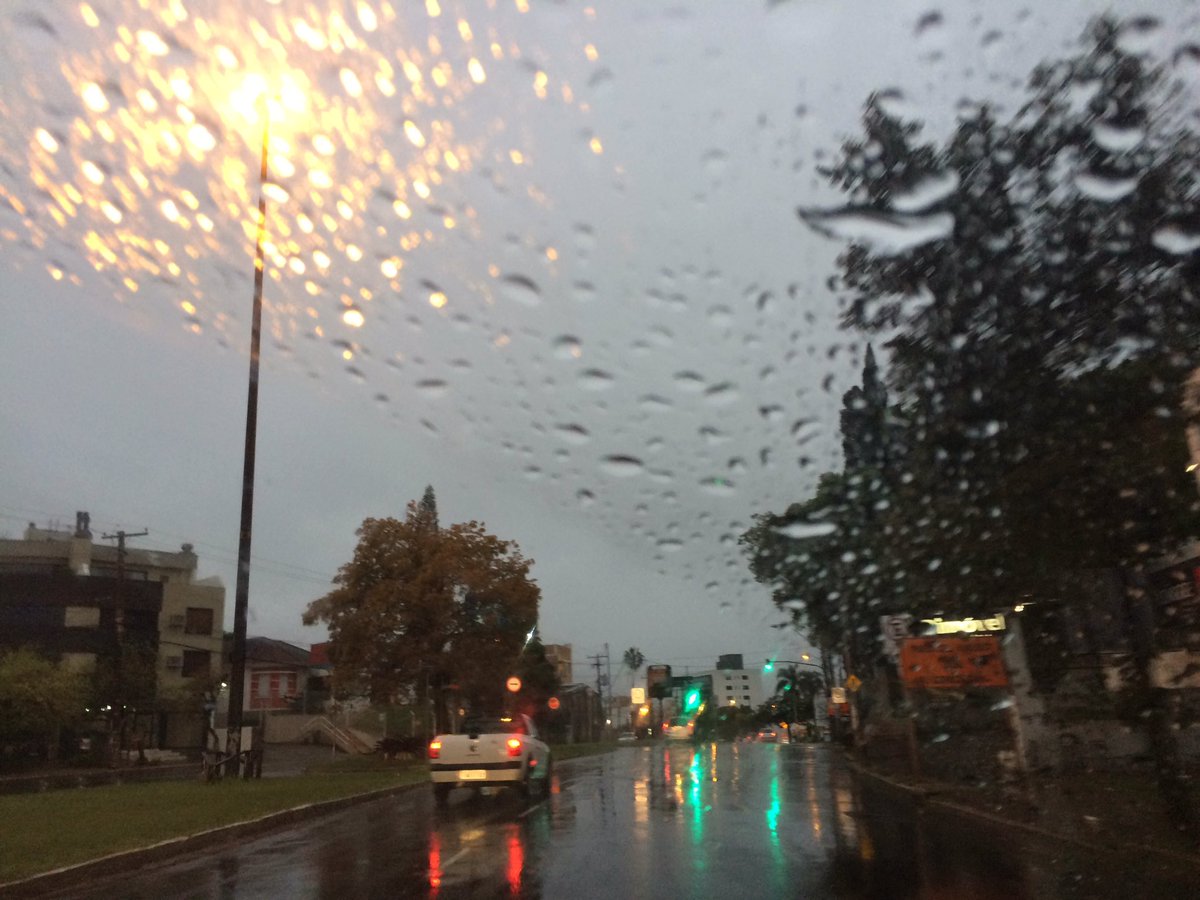 RdGaucha's tweet photo. Segunda-feira tem chuva e marcas amenas no Rio Grande do Sul. Saiba + ➡ https://t.co/m3dvJjS5jb #TemponaGaucha https://t.co/LE4ZlNl515