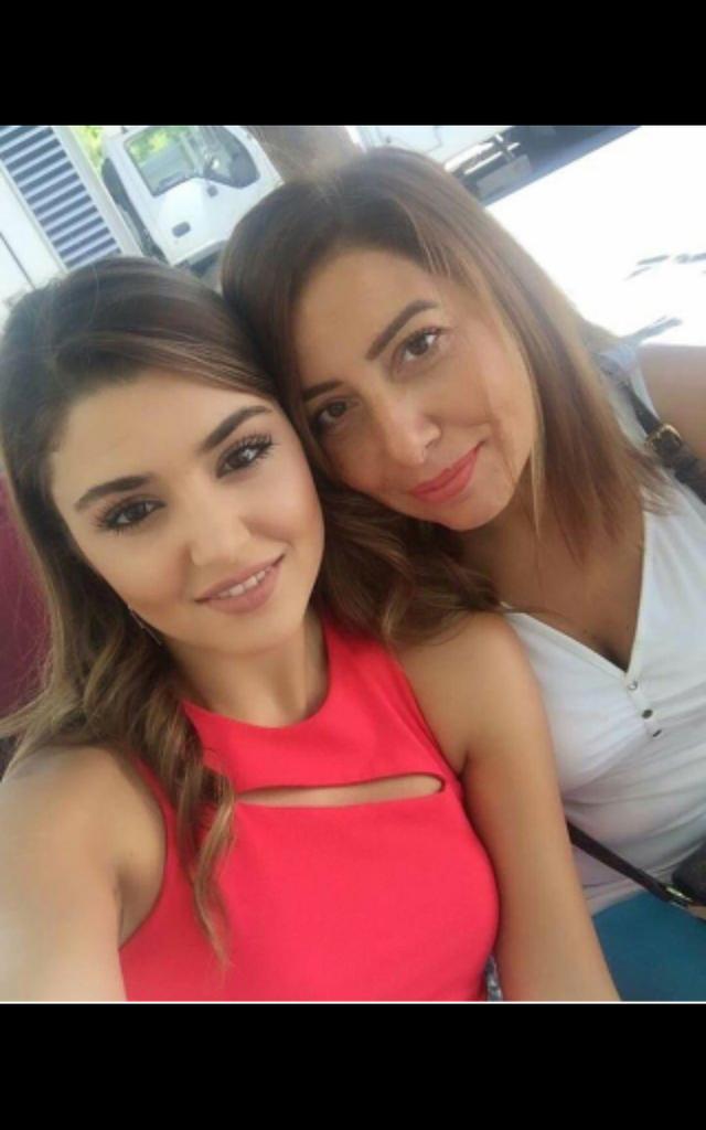 Bu gerçekten hande'nin annesimi inanmıyorum aynı ablası gibi...😆😆