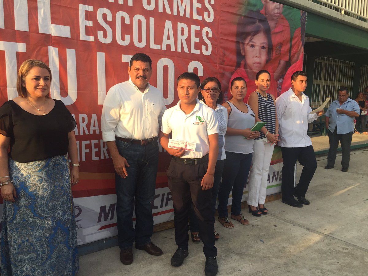 ComalcalcoMX's tweet photo. Iniciamos la semana cumpliendo con el compromiso de entregar vales de uniformes a #59mil estudiantes @TabascoJavier https://t.co/rbllmoYTWW