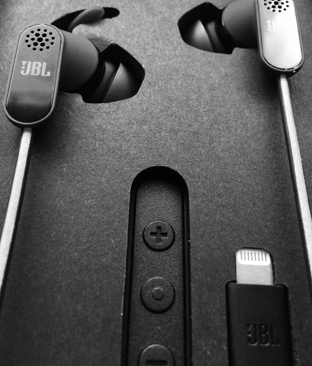 Dann testen wir mal ein paar #Lightning Kopfhörer. #JBL 
cc: <a href="/JBLaudio/">JBL</a>  <a href="/TheJBLpro/">JBL Professional</a>
