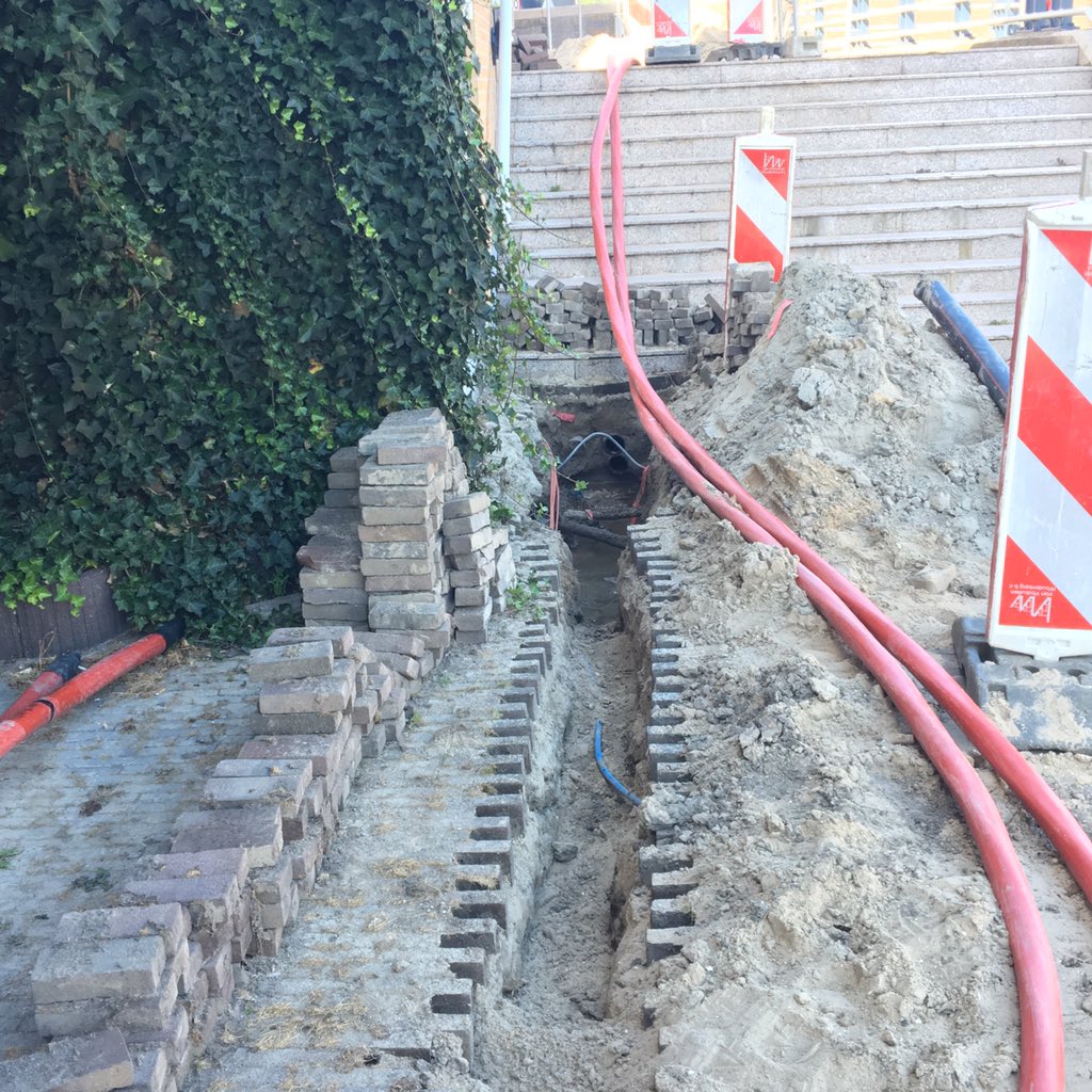 restauranttrots's tweet photo. @LianderNL geen idee wat voor werkzaamheden deze kabels https://t.co/mVpOcqaPZ3