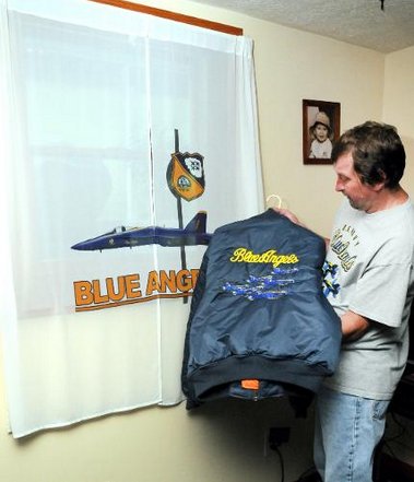 DailyJeff's tweet photo. Up, up and away: #Cambridge #BlueAngels fan has an uplifting hobby https://t.co/jNUcxk0pK7 https://t.co/lWMUCJjcou
