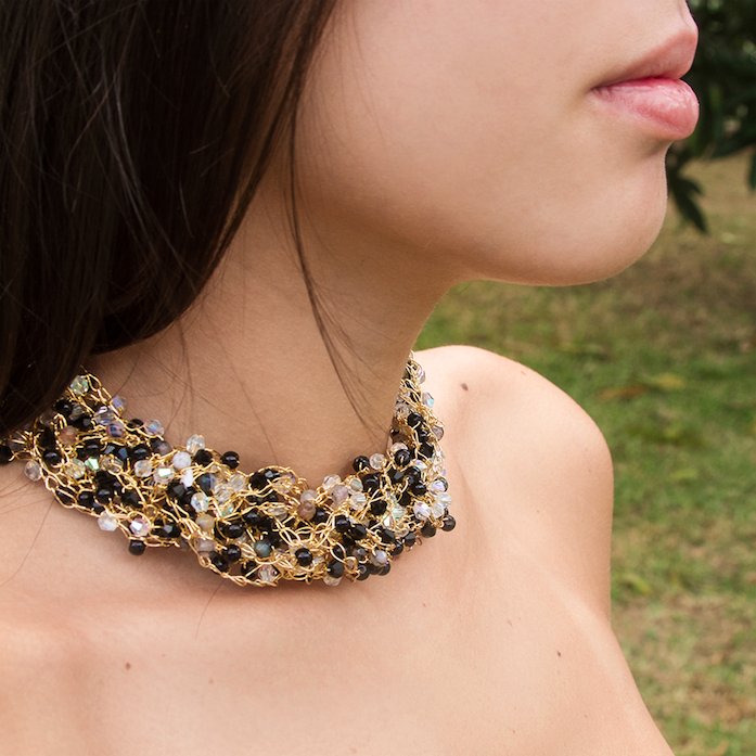 FreyaDesigns's tweet image. Delicada gargantilla monócroma de perlas y cristales de Swarovski bañada en oro. #choker #joyas #collar #caracas