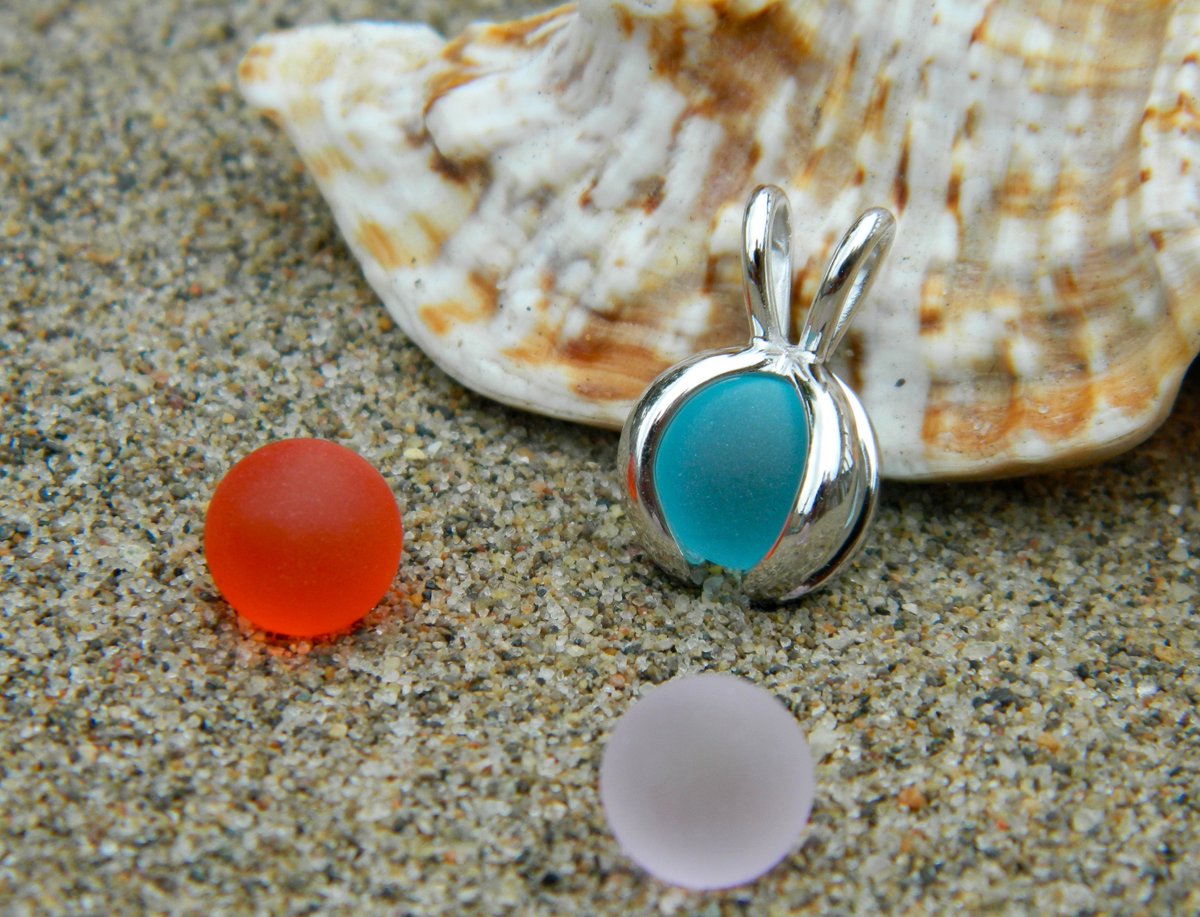 TrendyStone's tweet photo. #tumbled #seaglass #stones in an #interchangeablependant . #seaglass #beachglass #lakeglass https://t.co/2eOy9j0jkE https://t.co/BYldFX1q1C