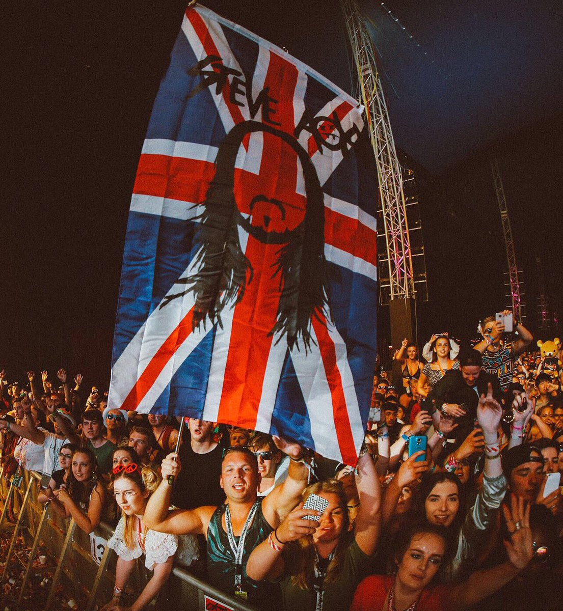 Big hugs to all my fans that spend time in making the dopest custom Aoki flags & signs! 🇬🇧🇬🇧🇬🇧💥💥💥🏆🏆🏆 https://t.co/2aDctyfTvm