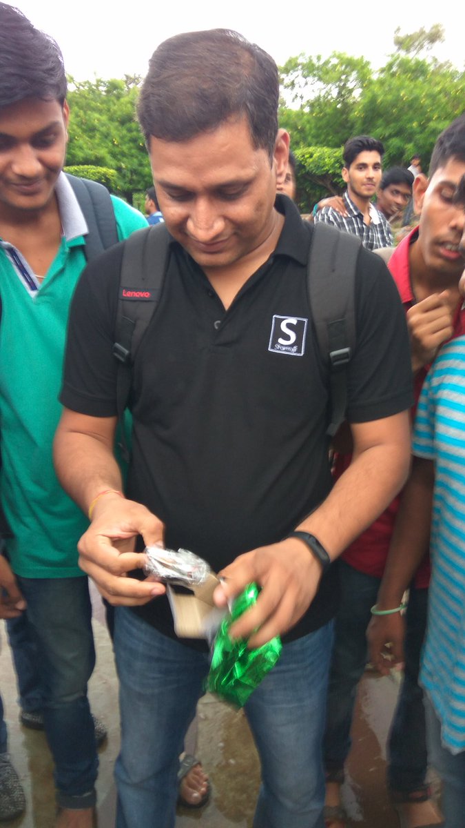 Vedant12322's tweet photo. A special smile from @sharmajitech when receiving the gift @abhishek @TechnicalGuruji #GTSMeetupMumbai https://t.co/WyAJAcVEff