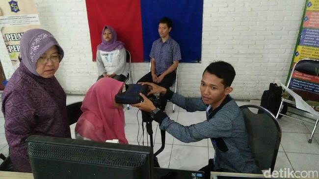 infosurabaya's tweet photo. Warga Surabaya Dihimbau Segera Rekam e-KTP Jika Tidak Ingin NIK Diblokir https://t.co/I61myv0pNl https://t.co/PtJNp28OLr