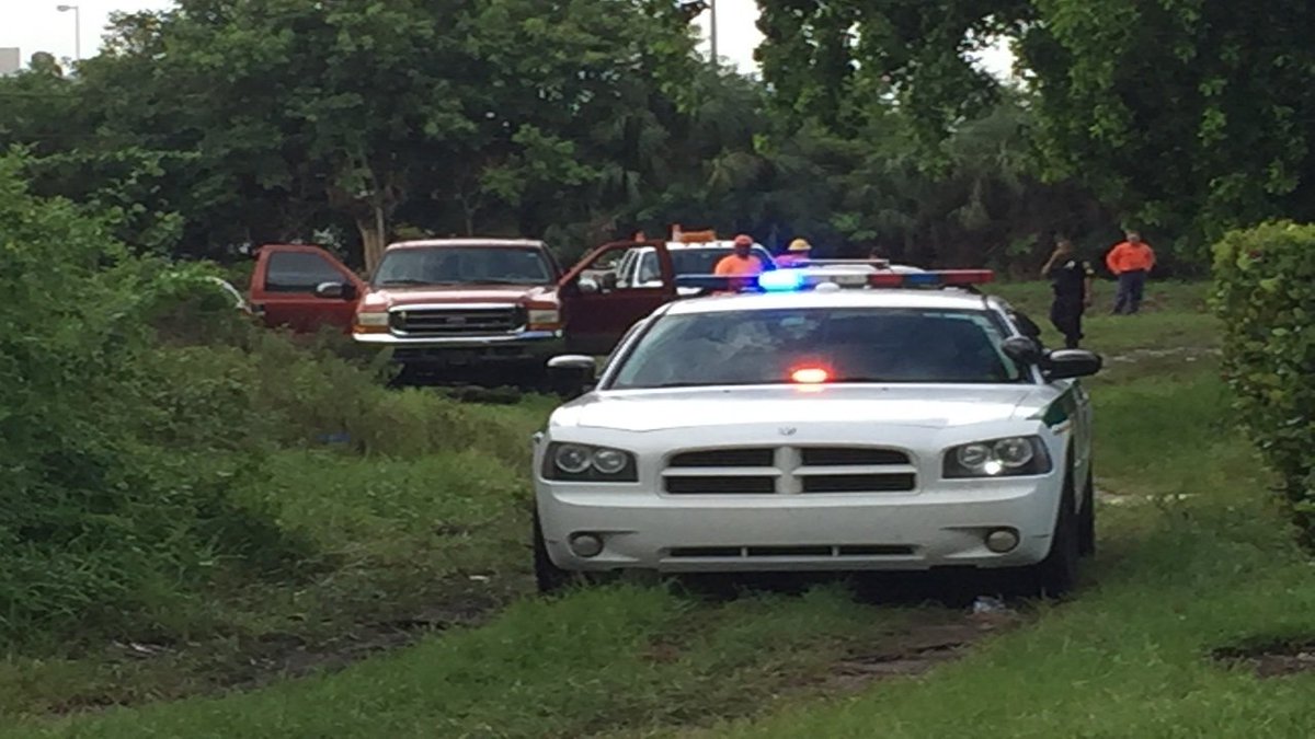 Teen arrested after trying to hit students, police with truck near middle school bit.ly/2bQOeEL?utm_me… https://t.co/GLaVJc14uc