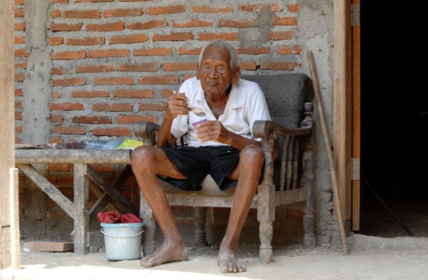 Живущий 600 лет. Самый старый человек в мире Мбах. Сапарман Содимеджо 150 лет.