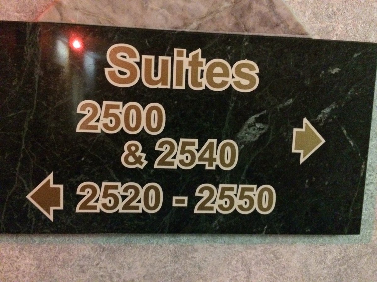 KennyBrendan's tweet photo. I guess the sign designer never read @BryanAGarner. Show ranges with En dashes, not hyphens. #HyphenFail https://t.co/mum8DhQJvf