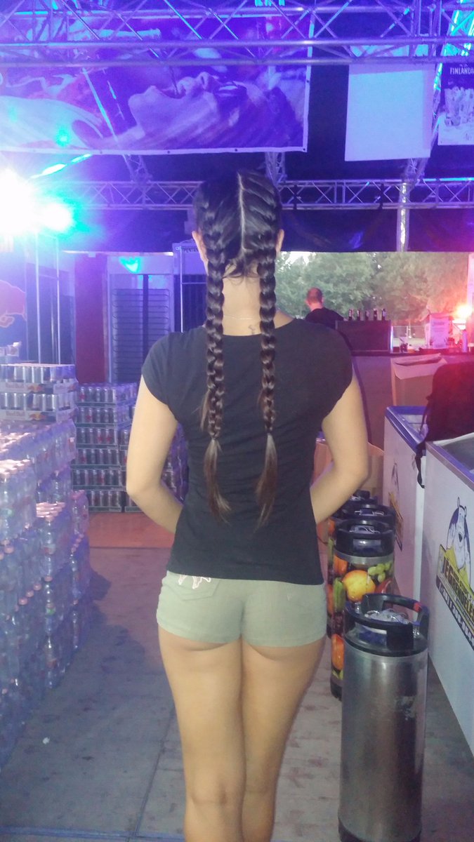 Angelayouth1's tweet photo. Outfit for bartending and hairstyle :P https://t.co/TnqHNY4K1Q