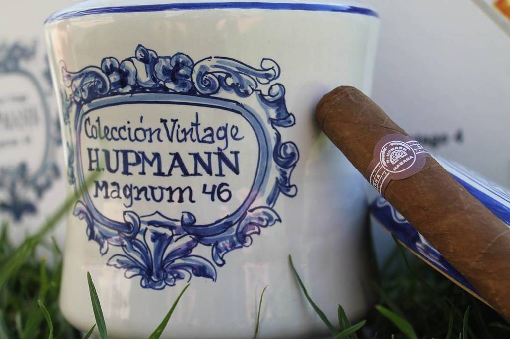 CigarsMyLife's tweet photo. Colección Vintage H. Upmann Magnum 46 #jarday #available #orders📥 #cigars #cigarsmylife #c… https://t.co/zkt9mty5qc https://t.co/5pZxxvjcpD