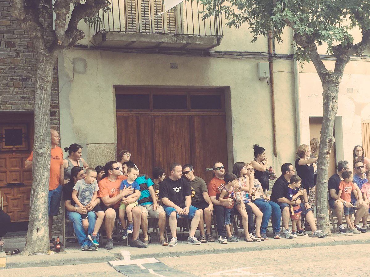 Aj_deJuneda's tweet photo. Els @RojosdeJunda com sempre a primera fila de la #cursaciclista #fmjuneda2016 #prima https://t.co/TthrDxsytQ