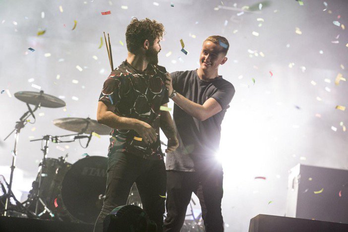 .<a href="/foals/">FOALS</a> y <a href="/disclosure/">Disclosure</a> interpretaron juntos "Teo Steps, Twice" en el Reading Festival.

youtu.be/5rkIeUIsikI
