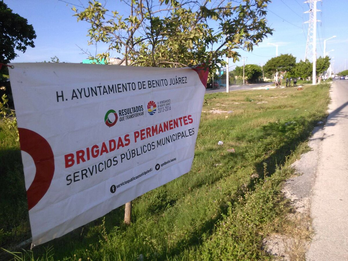 EmmanuelZetina's tweet photo. Trabajos de limpieza en camellones de #Av20DeNov @AytoCancun @PaulCarrillo2 @VivoEnCancun https://t.co/TC3g8wsn7V